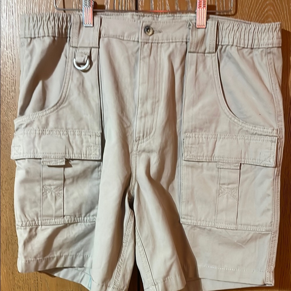 Men's Tan Cargo Shorts Fishing - Lots of pockets / 2 Zipper pocket